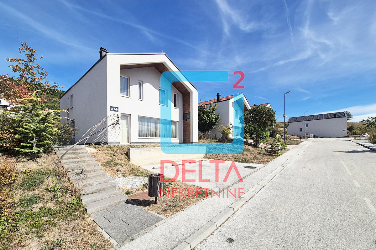 Luksuzna vila / kuća / 2 parking mjesta / Poljine Hills