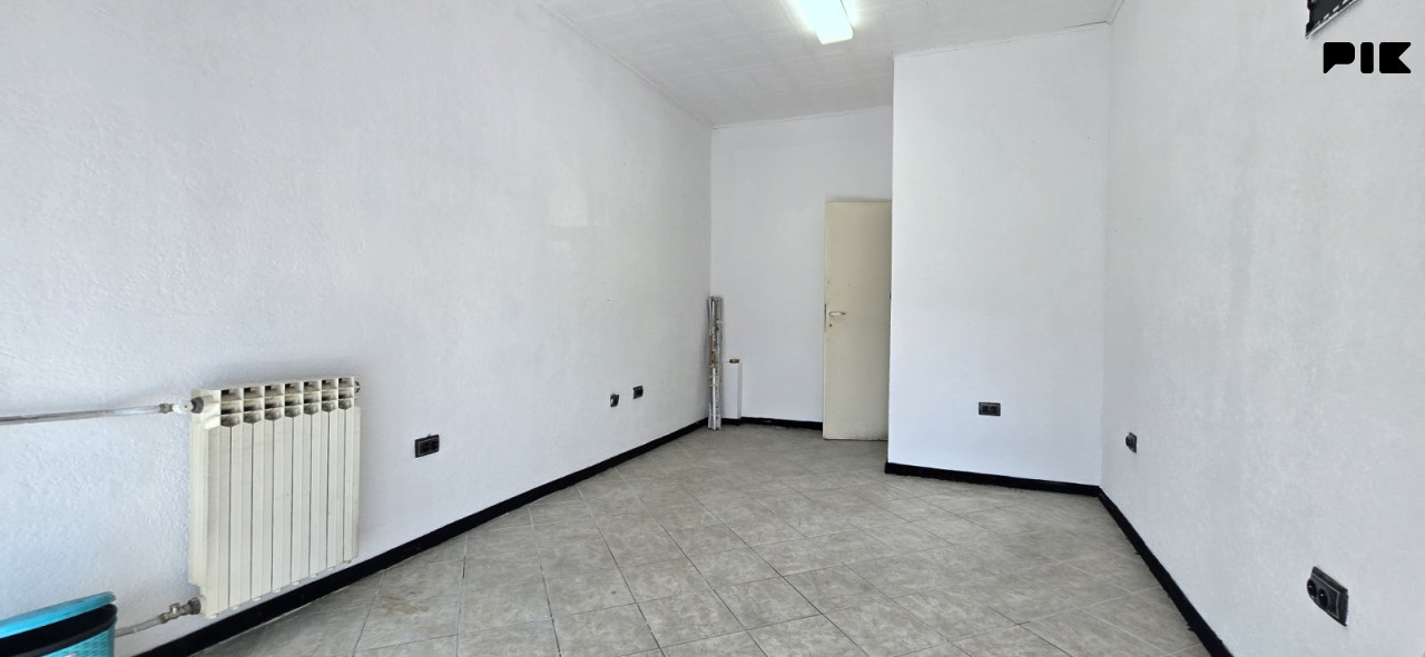 Poslovni prostor 16m2 u zgradi preko puta Robota, Hrasno 2