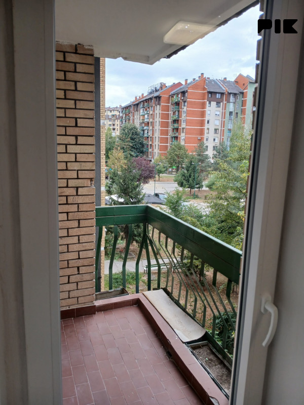 Saraj Polje, dvosoban renoviran stan u zgradi. 2