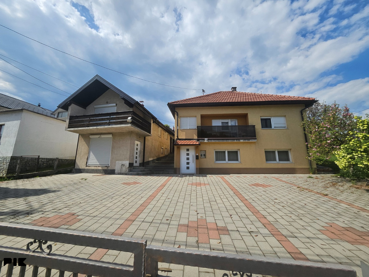 Dvije kuće + zemljište na prodaju - Vitez