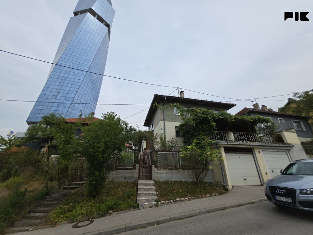 CAPITAL/ Trosoban stan M.dvor/ 65m2/ Tešanjska