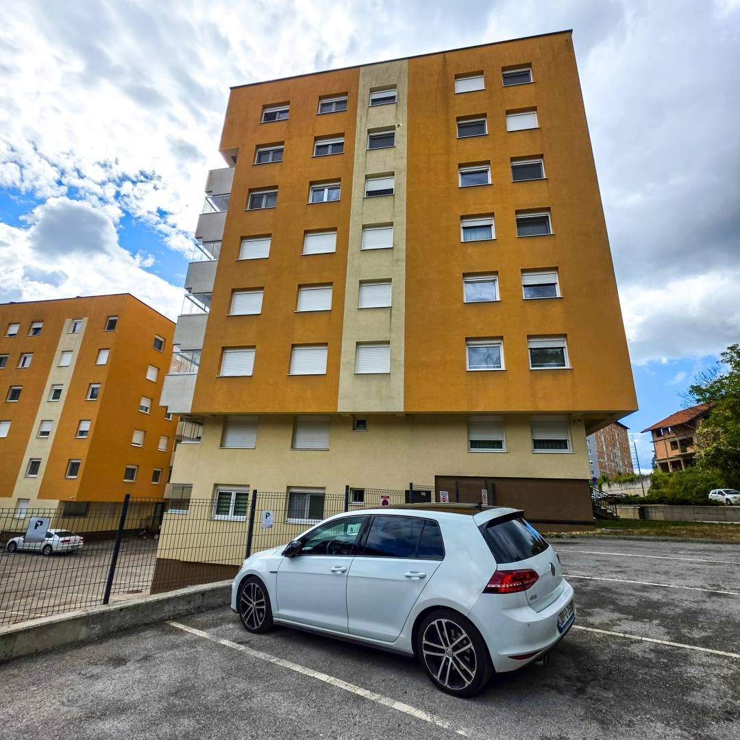 Dvoetažni stan sa dvije spavaće, dva balkona parkingom i garažom