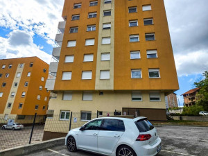 Dvoetažni stan sa dvije spavaće, dva balkona parkingom i garažom