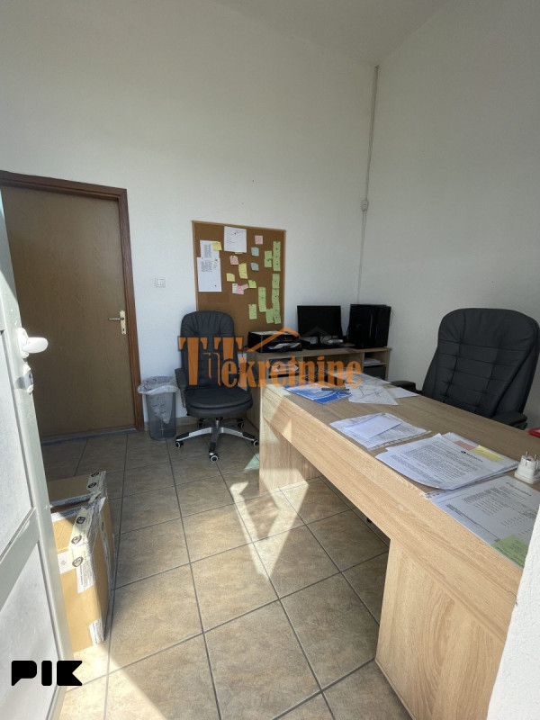 Poslovni objekat 250m2 sa nadstrešnicom od 450m2 - Tunjice 3