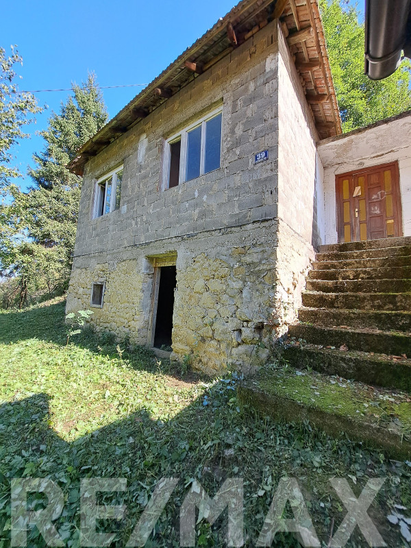 Zemljište sa starom kućom, Ustanički put, Banja Luka
