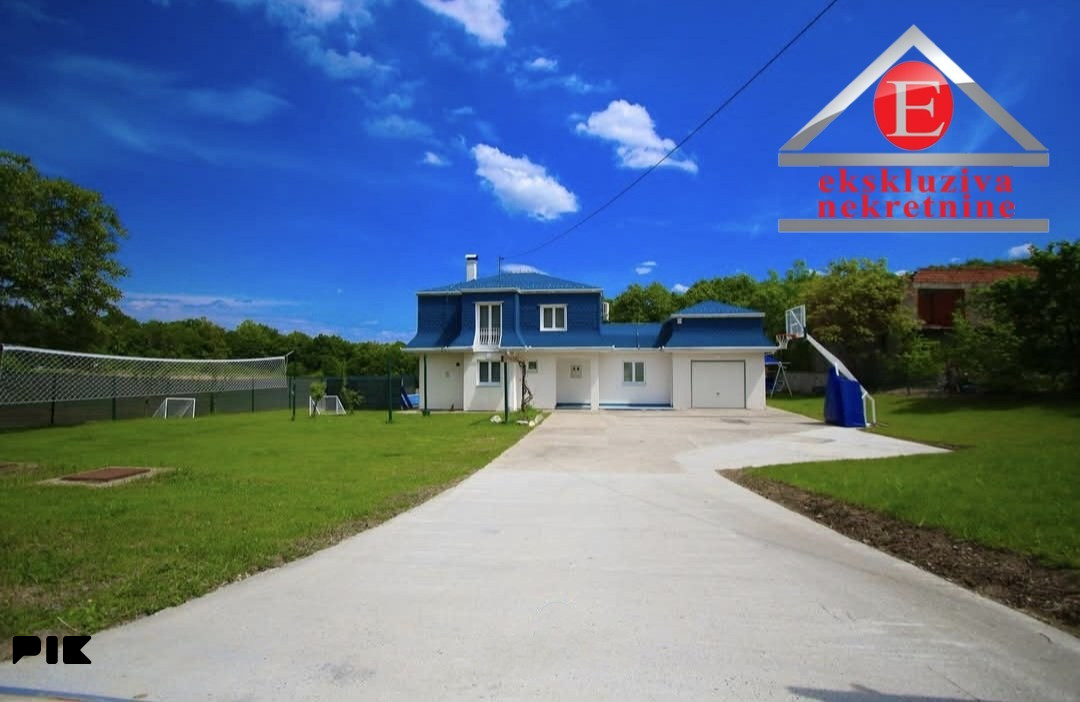 Vila sa bazenom na parceli od 2.683 m2 ID 4184/DŠ 3