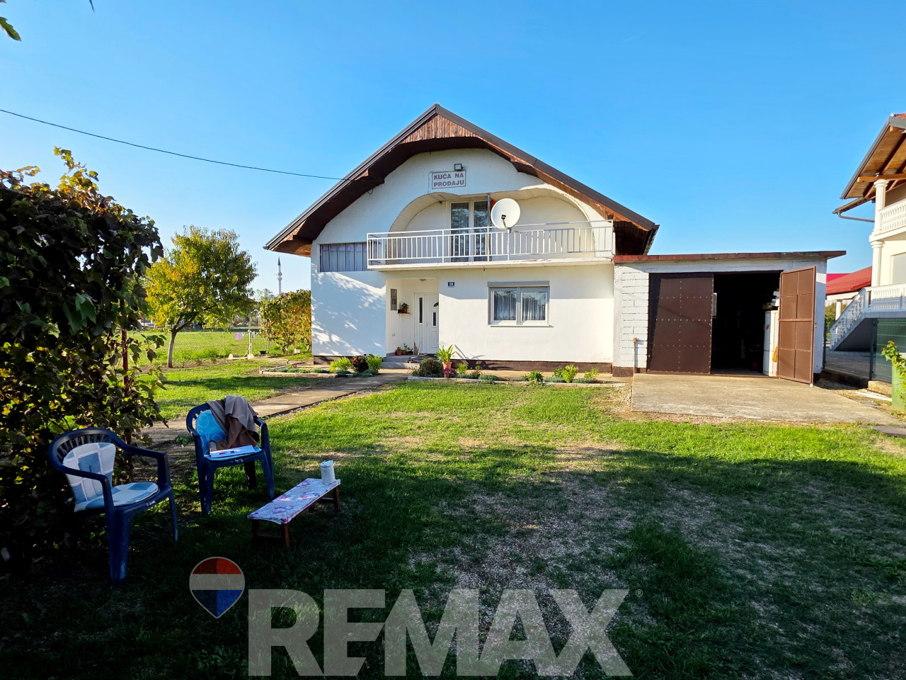 Kuća na parceli od 1615 m2 u Mahovljanima 3