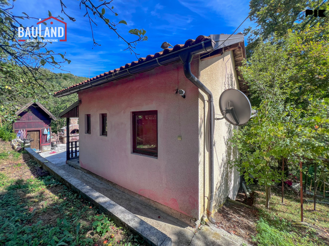 Vikendica na parceli površine 864m2 u naselju Rječica, Novi Grad