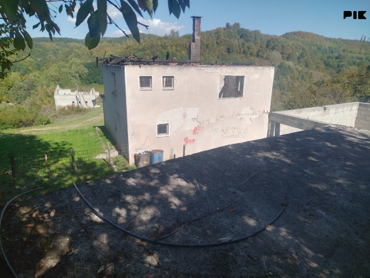 Zemljište i devastirana kuća - Općina Bužim 2