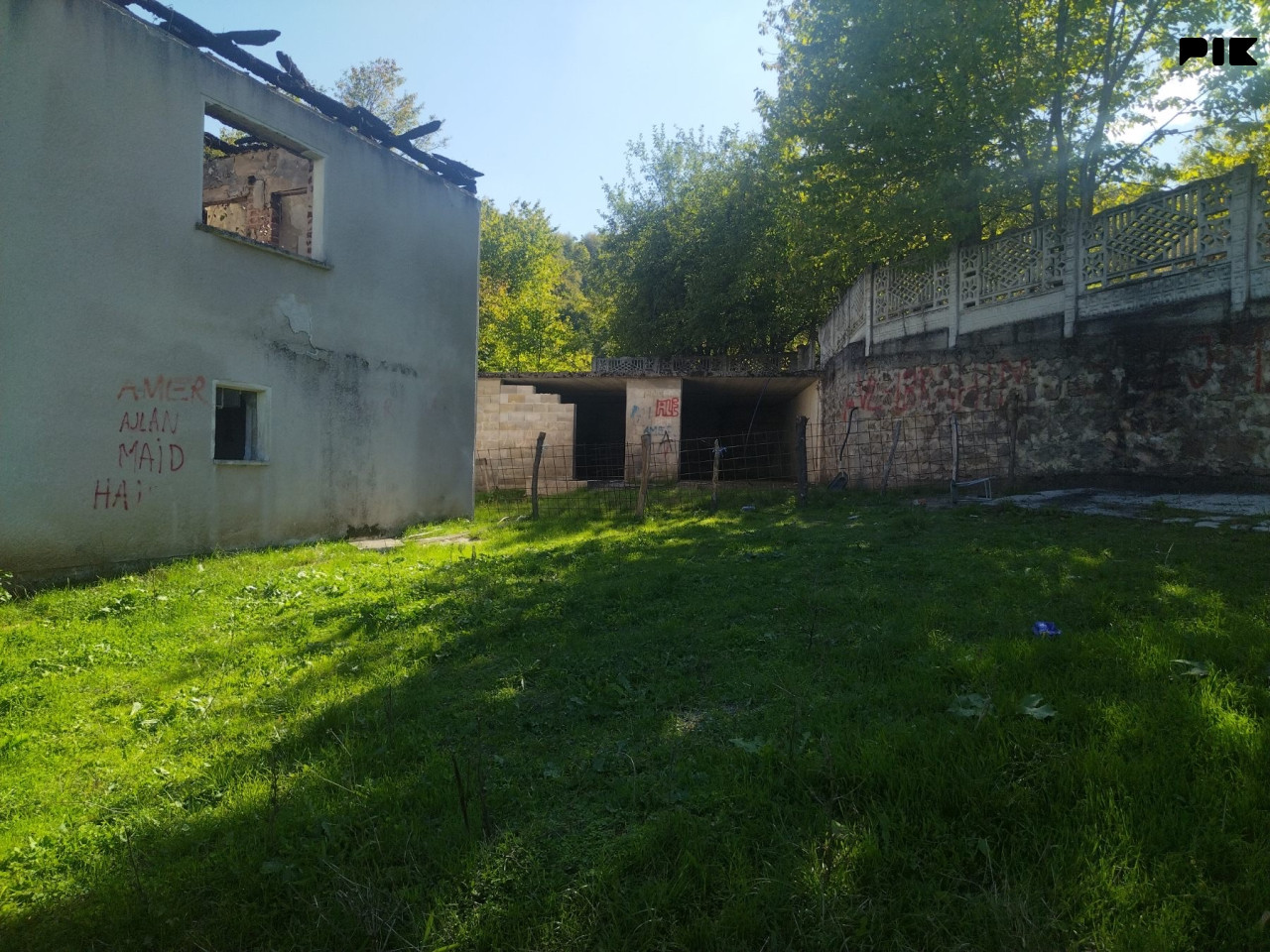 Zemljište i devastirana kuća - Općina Bužim 3
