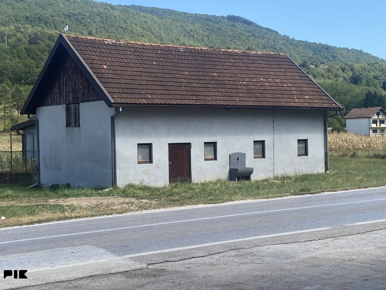 IZDAJE SE ŠTALA I GARAŽA U DRAŽEVIĆIMA UZ MAGISTRALNI PUT