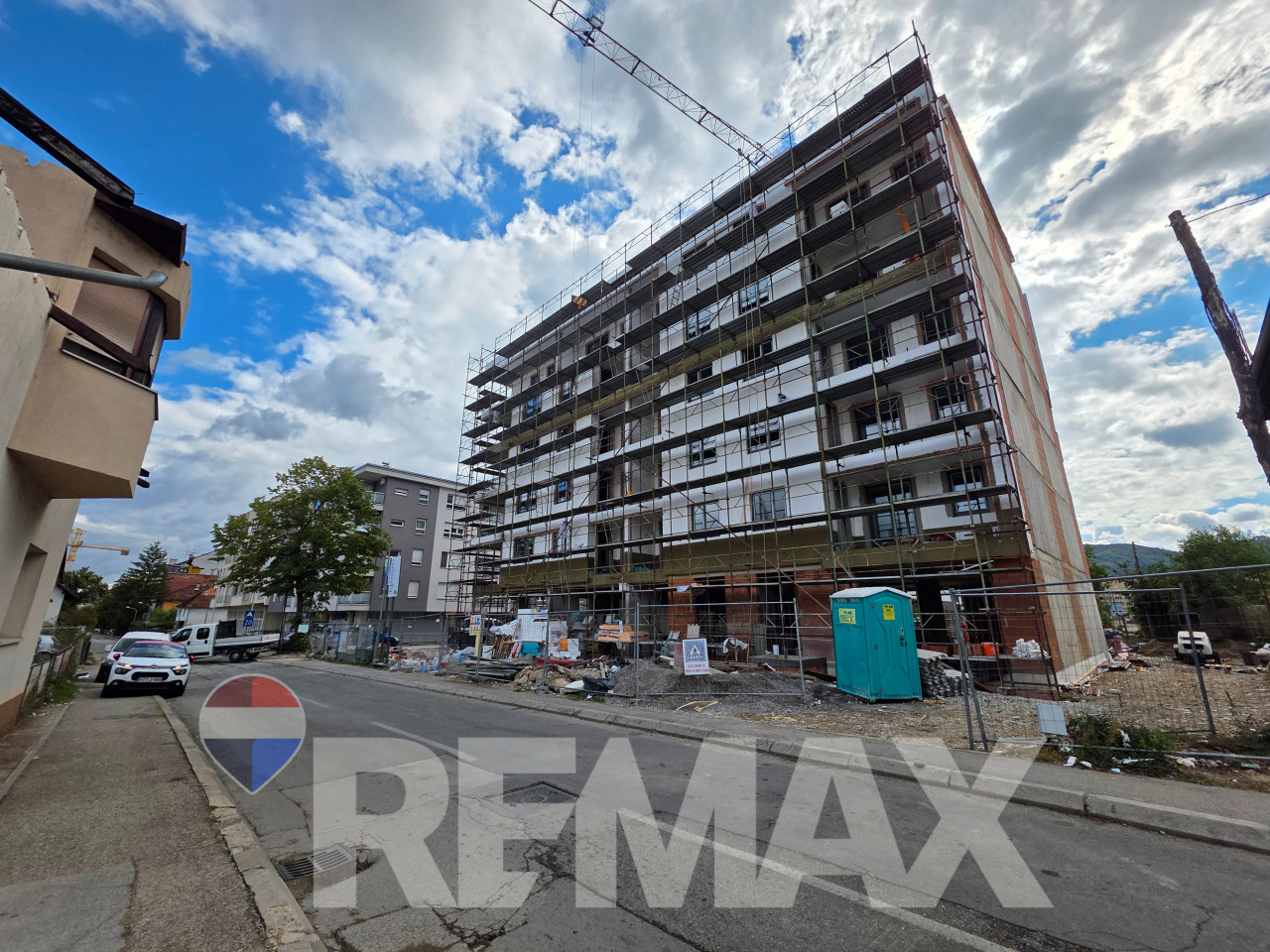 Uskoro useljiv! Stan 45m2, garažno mjesto 12m2, širi centar