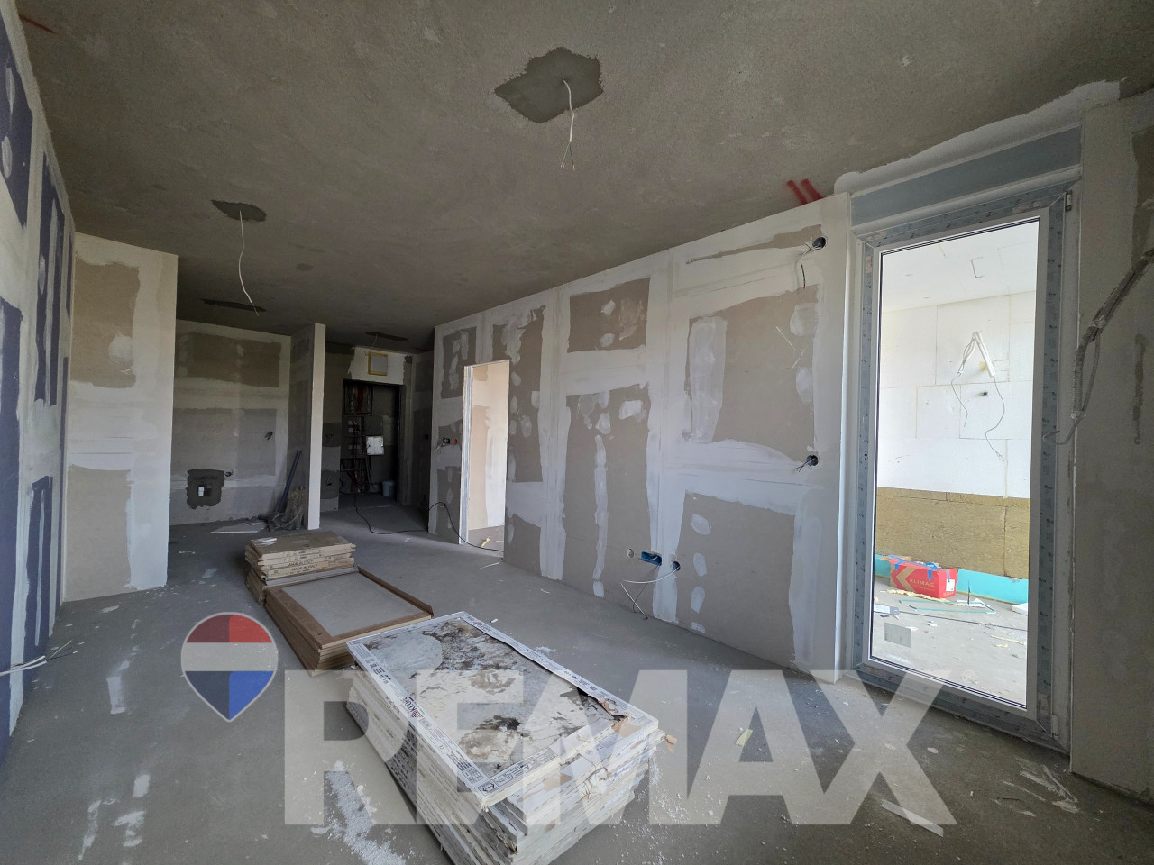 Uskoro useljiv! Stan 45m2, garažno mjesto 12m2, širi centar 2