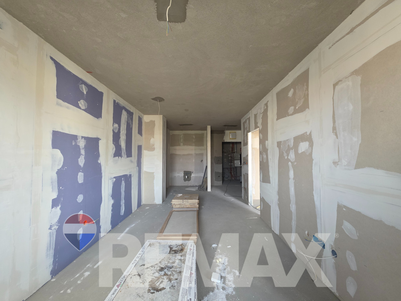 Uskoro useljiv! Stan 45m2, garažno mjesto 12m2, širi centar 3