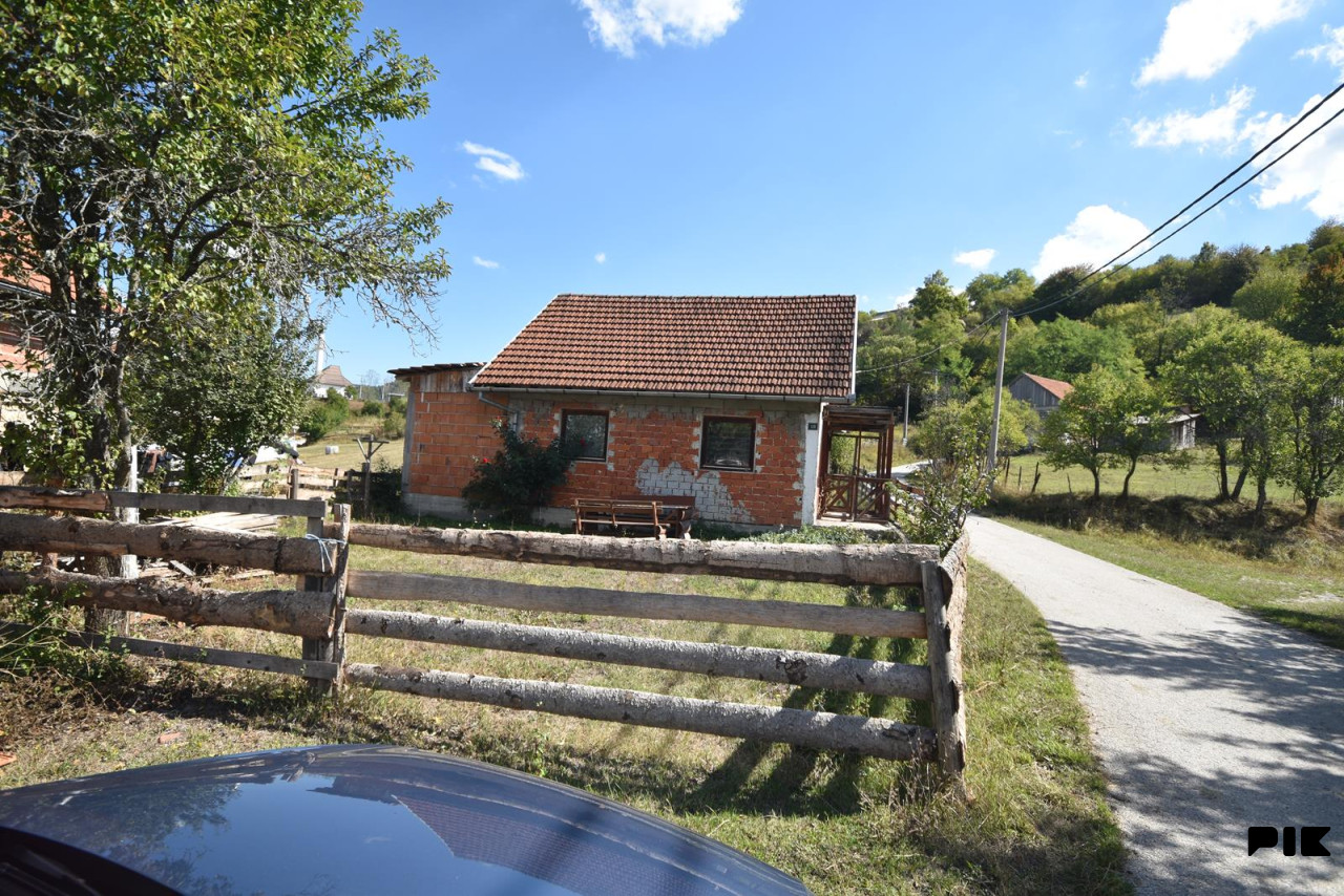 Prizemna kuća sa dvorištem - OLOVO 3