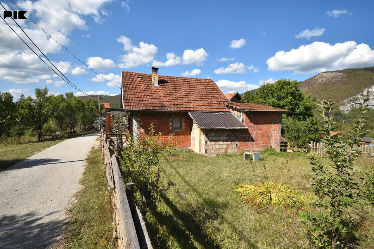 Prizemna kuća sa dvorištem - OLOVO