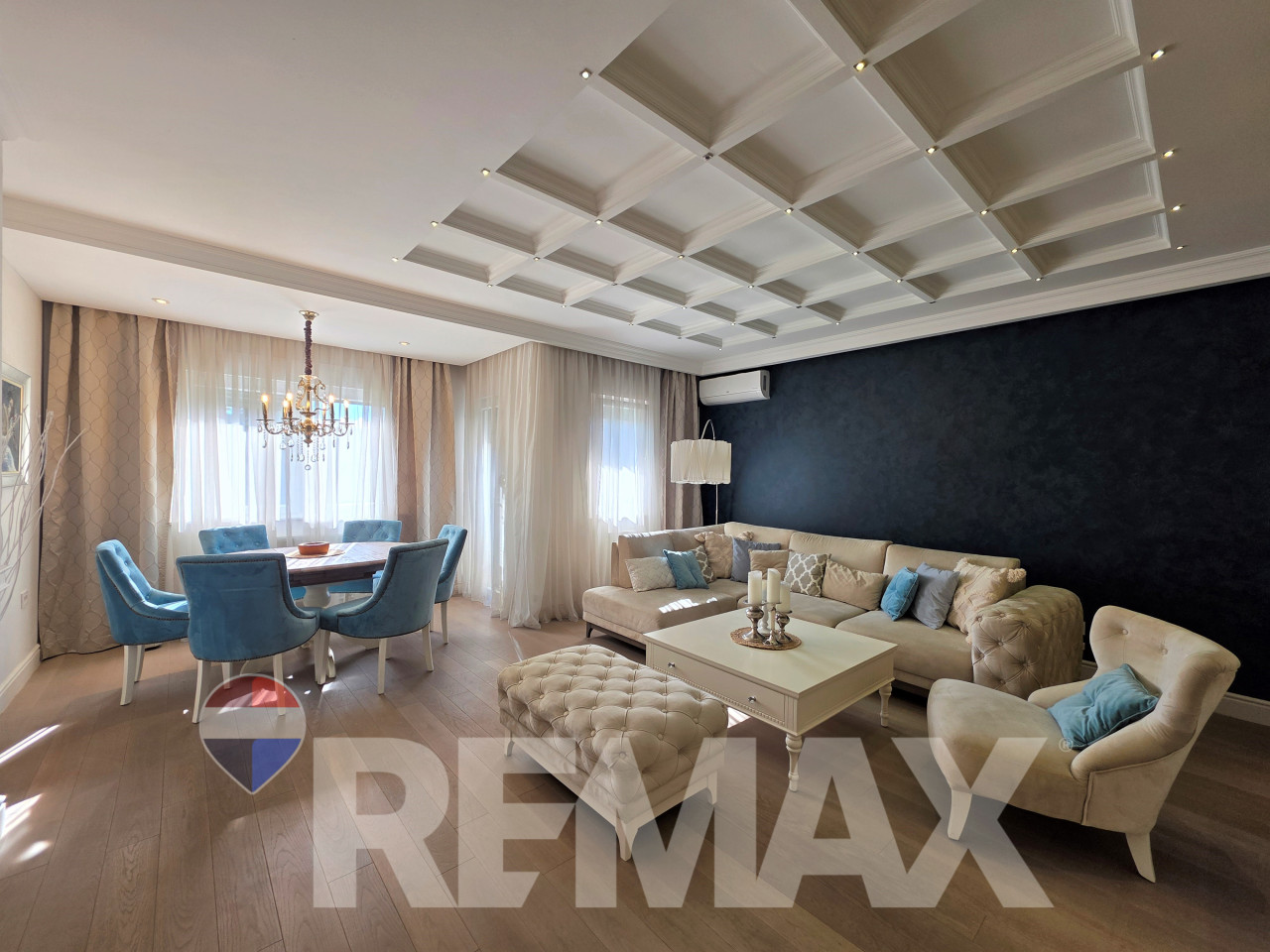 Komforan, lux opremljen četverosoban stan 115m2, garažno mjesto 2