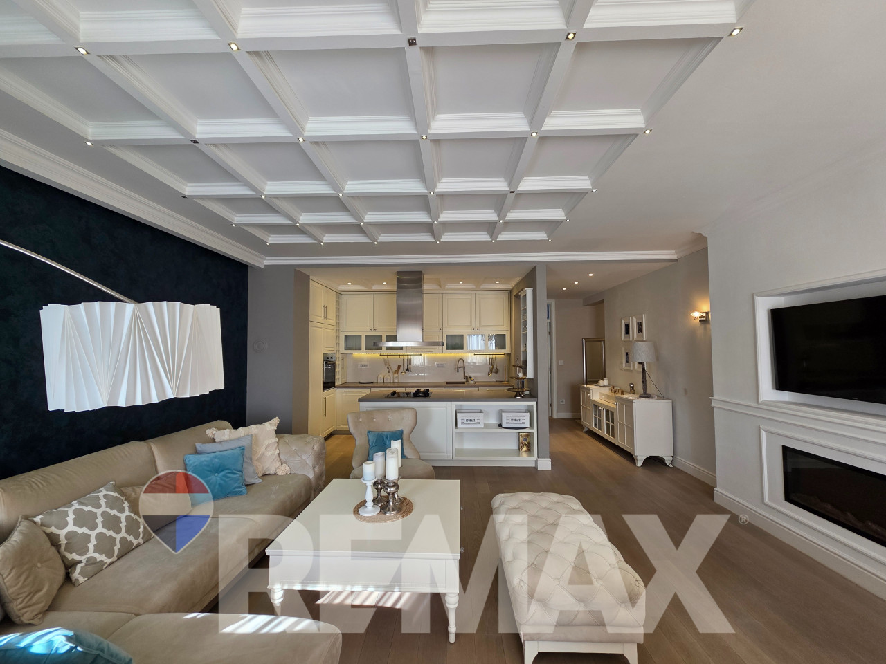 Komforan, lux opremljen četverosoban stan 115m2, garažno mjesto 3