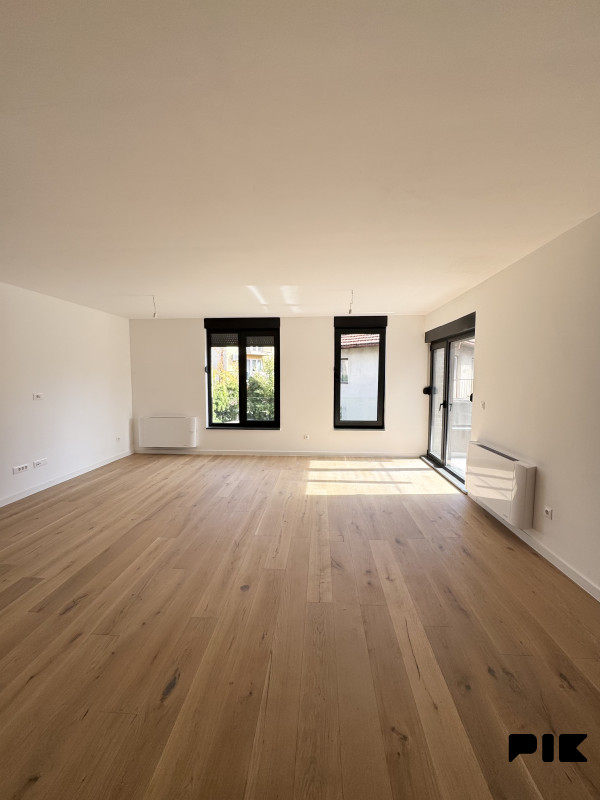 Breka delux trosoban stan 87 m2 sa balkonom Top lokacija 3