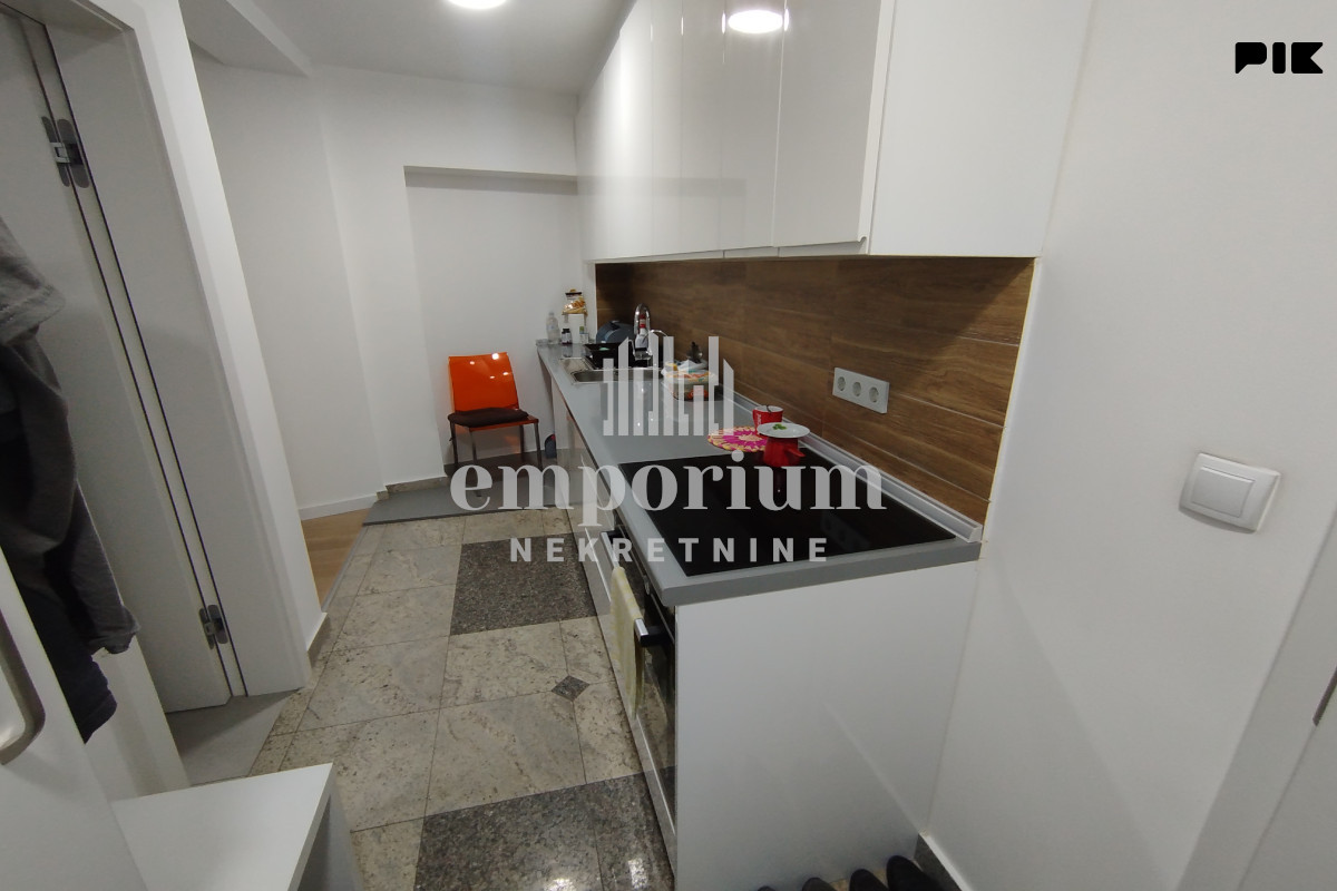 CENTAR GRADA! Namještena garsonjera 30 m2 na II spratu ID:2819/IP 3