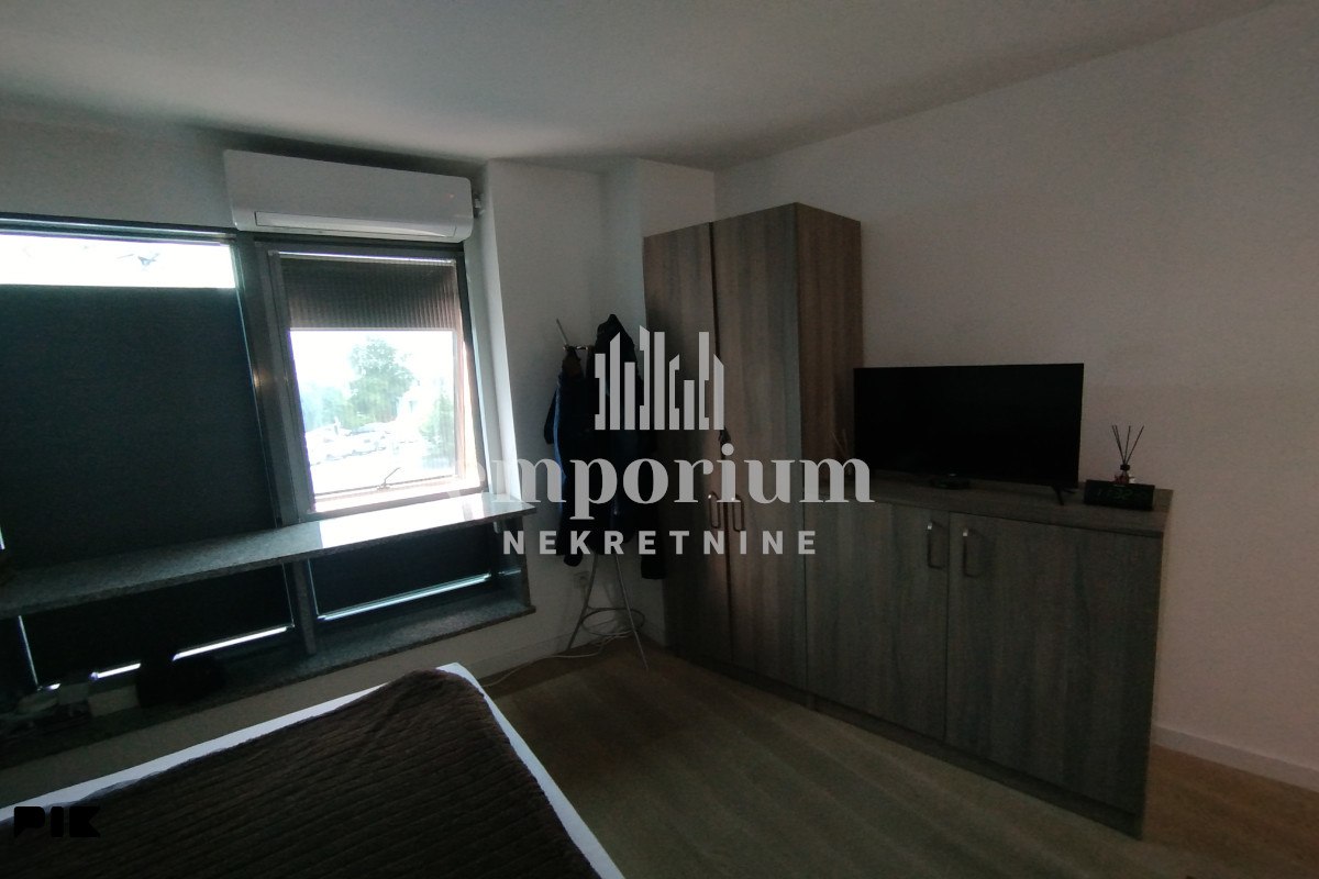 CENTAR GRADA! Namještena garsonjera 30 m2 na II spratu ID:2819/IP 2