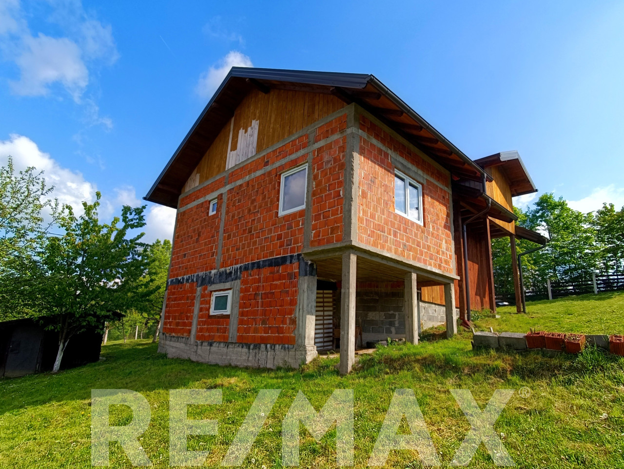 Dvije kuće montažna i roh-bau na 2318 m2 placa, Dragočaj-Gradina 3
