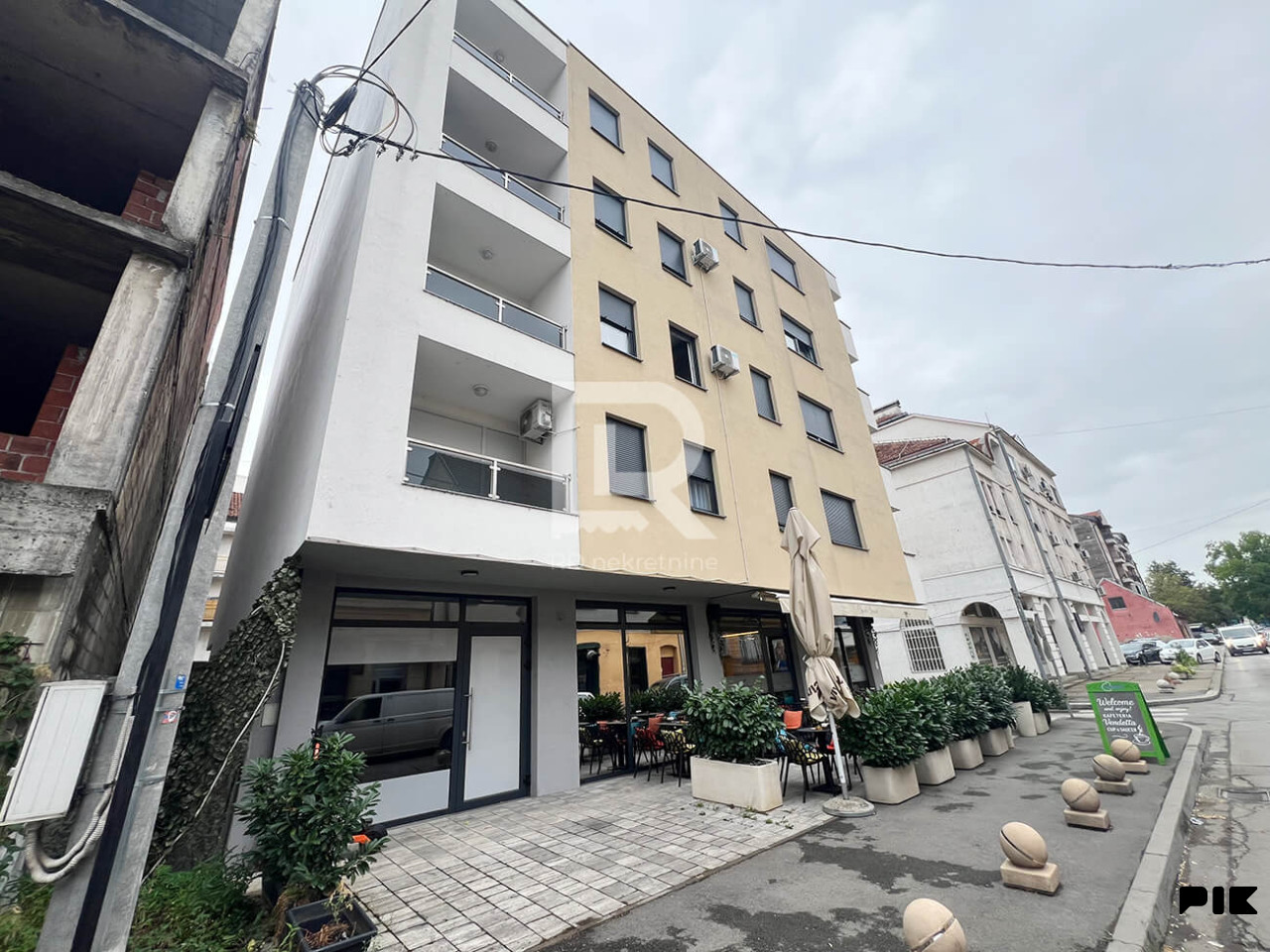 Iznajmljuje se poslovni prostor 53 m2, Centar 3