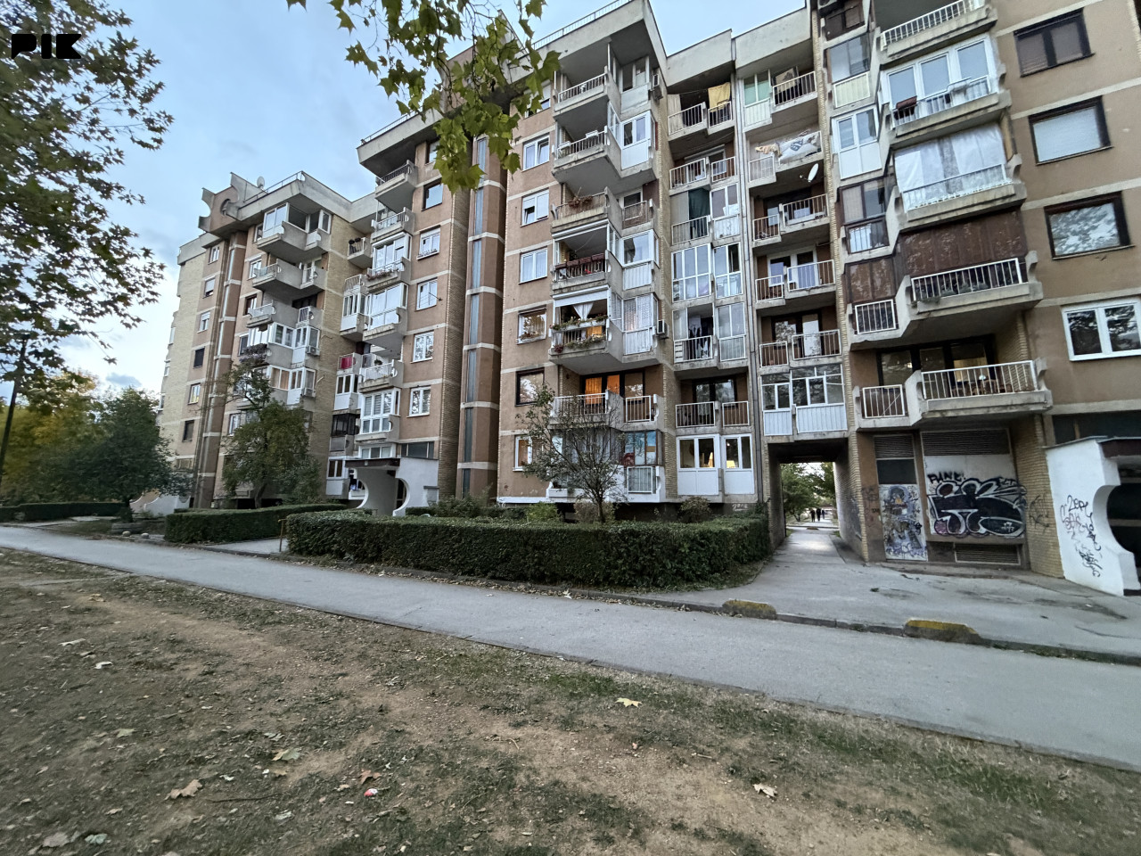 Adaptiran trosoban stan Dobrinja 71 m2 dva balkona 2