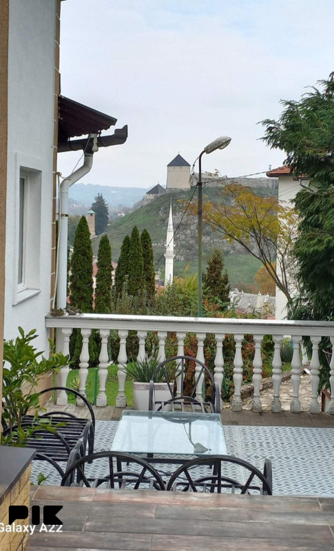 U etažiranoj kući na prodaju su 2 stana i građevinsko zemljište