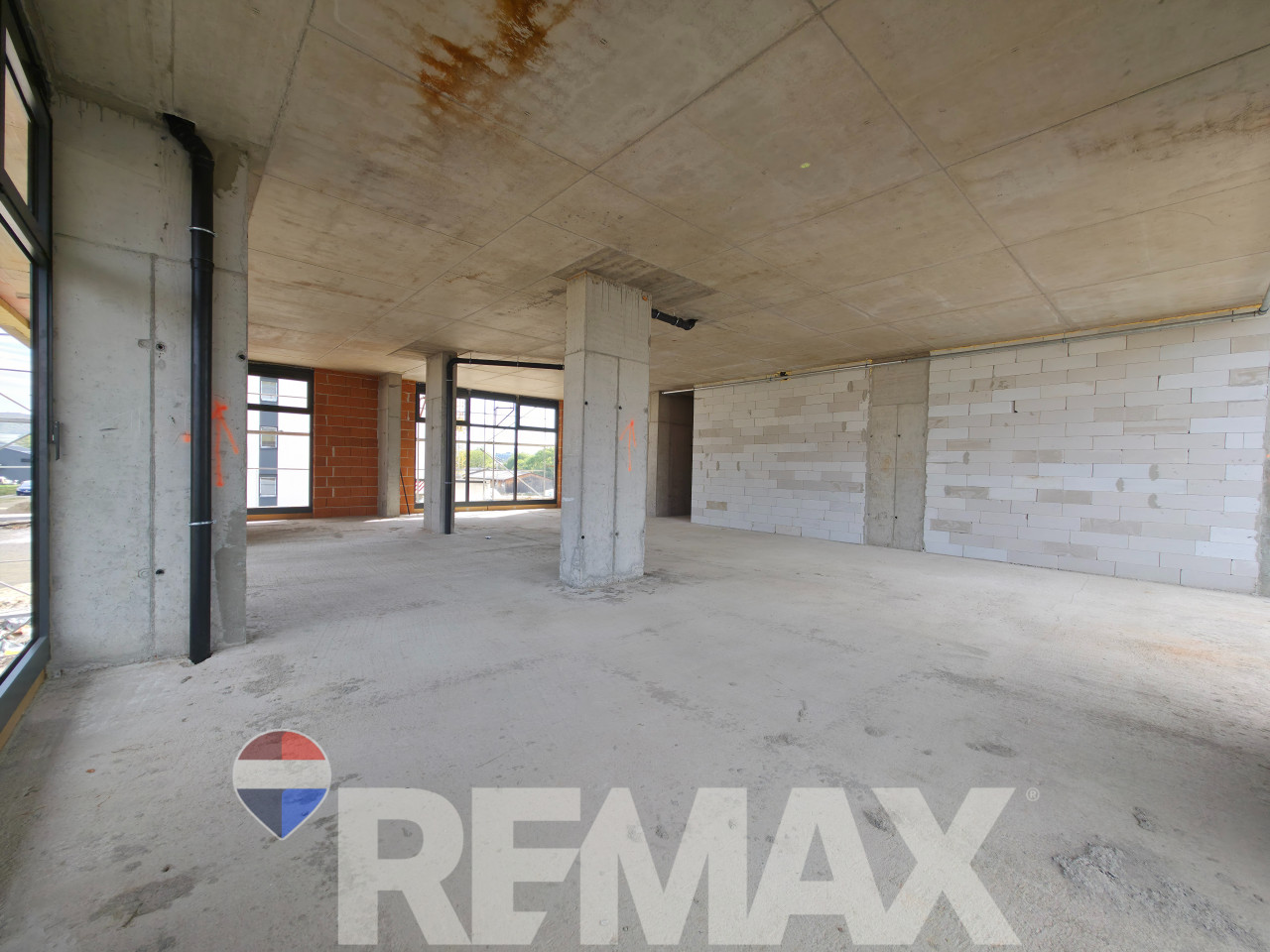 Poslovni prostor 156 m2 + 40 m2 vanjske površine | Lazarevo 2