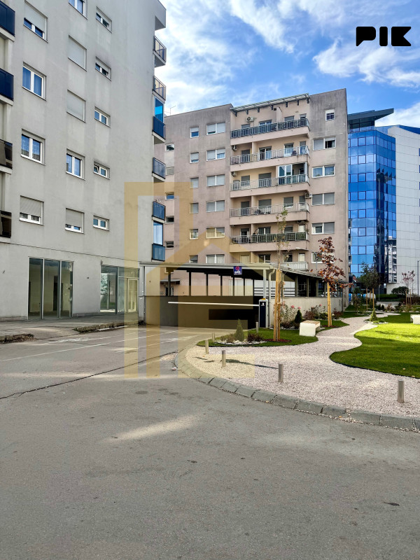 Iznajmljujemo duplo garažno mjesto kod kafića Everest