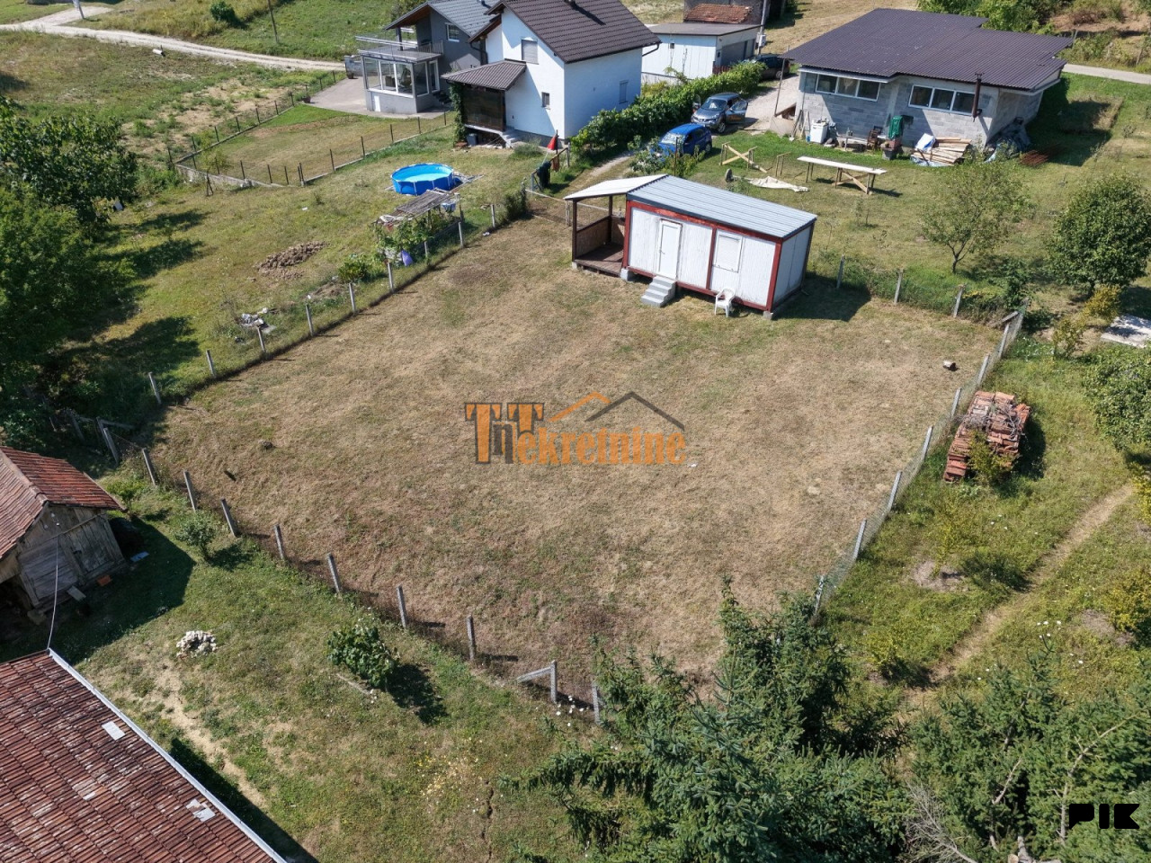 Plac 405 m2 sa kontejnerom - Motike 3