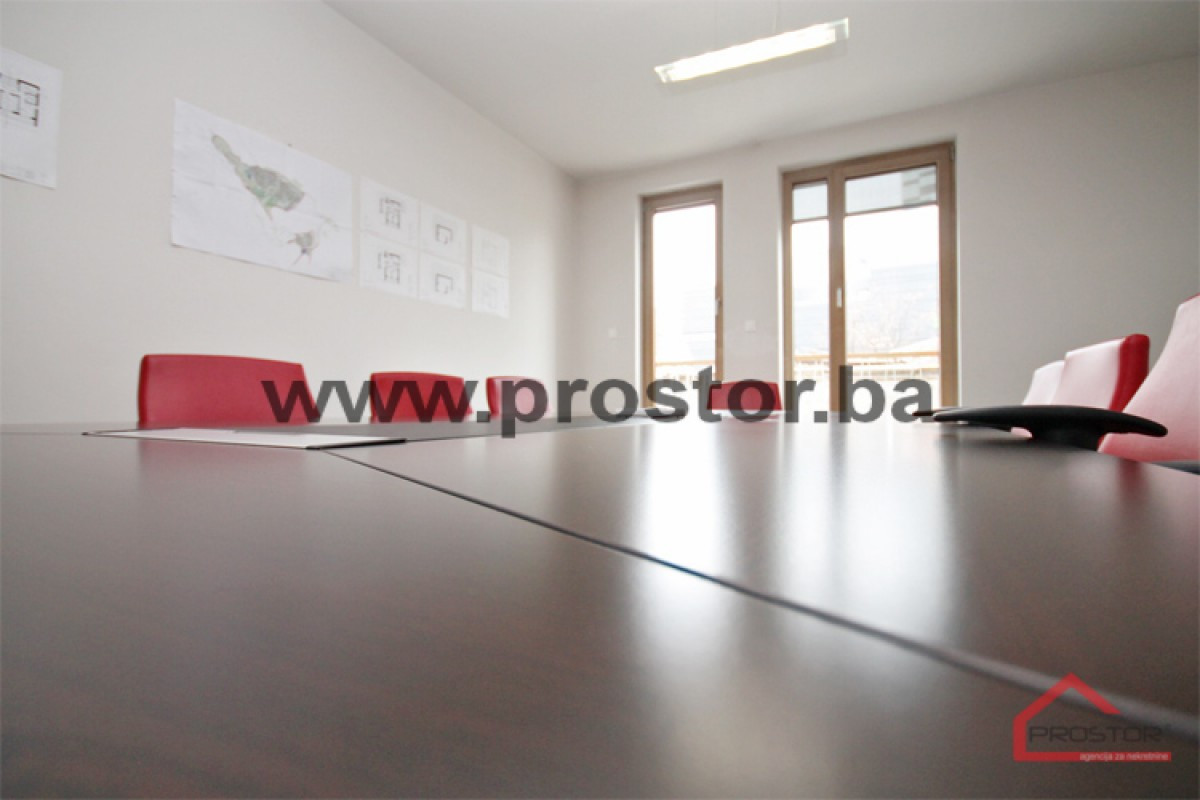 PROSTOR izdaje: Poslovni prostor  sa garažom, Marijin Dvor 3