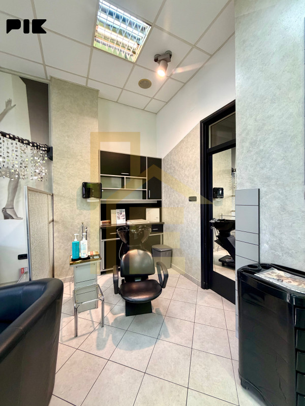 Iznajmljujemo frizerski salon na odličnoj lokaciji 2