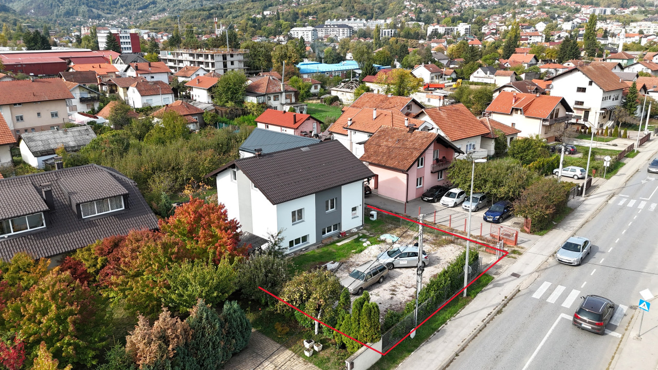 Prostrana kuća na 3 etaže sa parkingom | Plac 700 m2 | Obilićevo