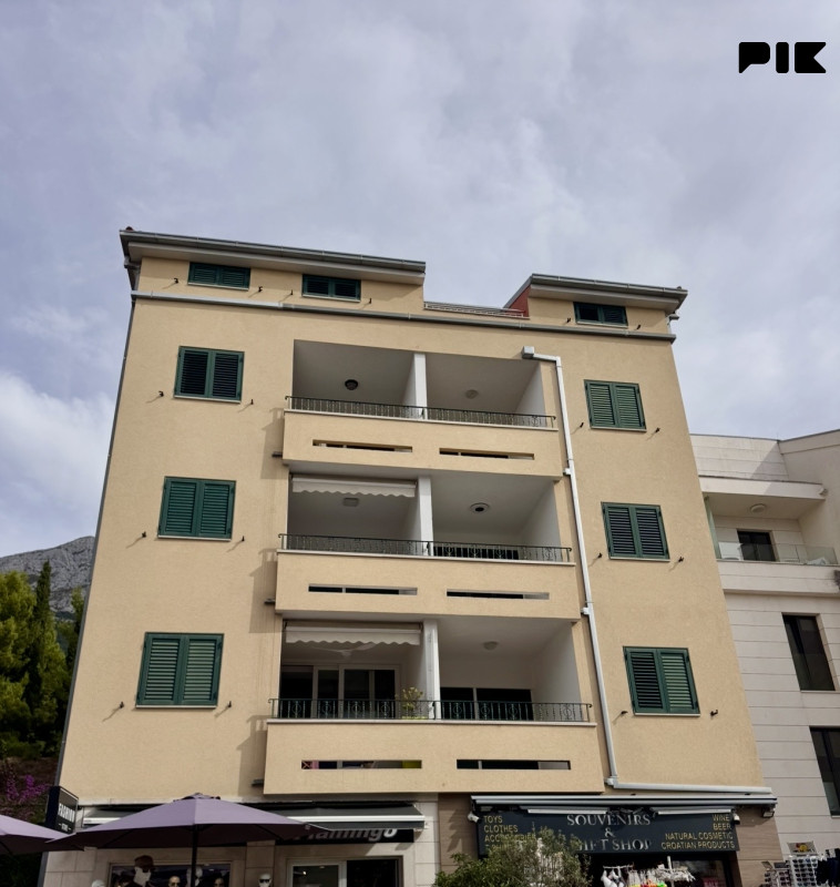 MAKARSKA - trosoban stan s garažom u samom centru