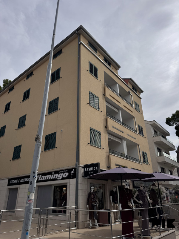 MAKARSKA - trosoban stan s garažom u samom centru 2
