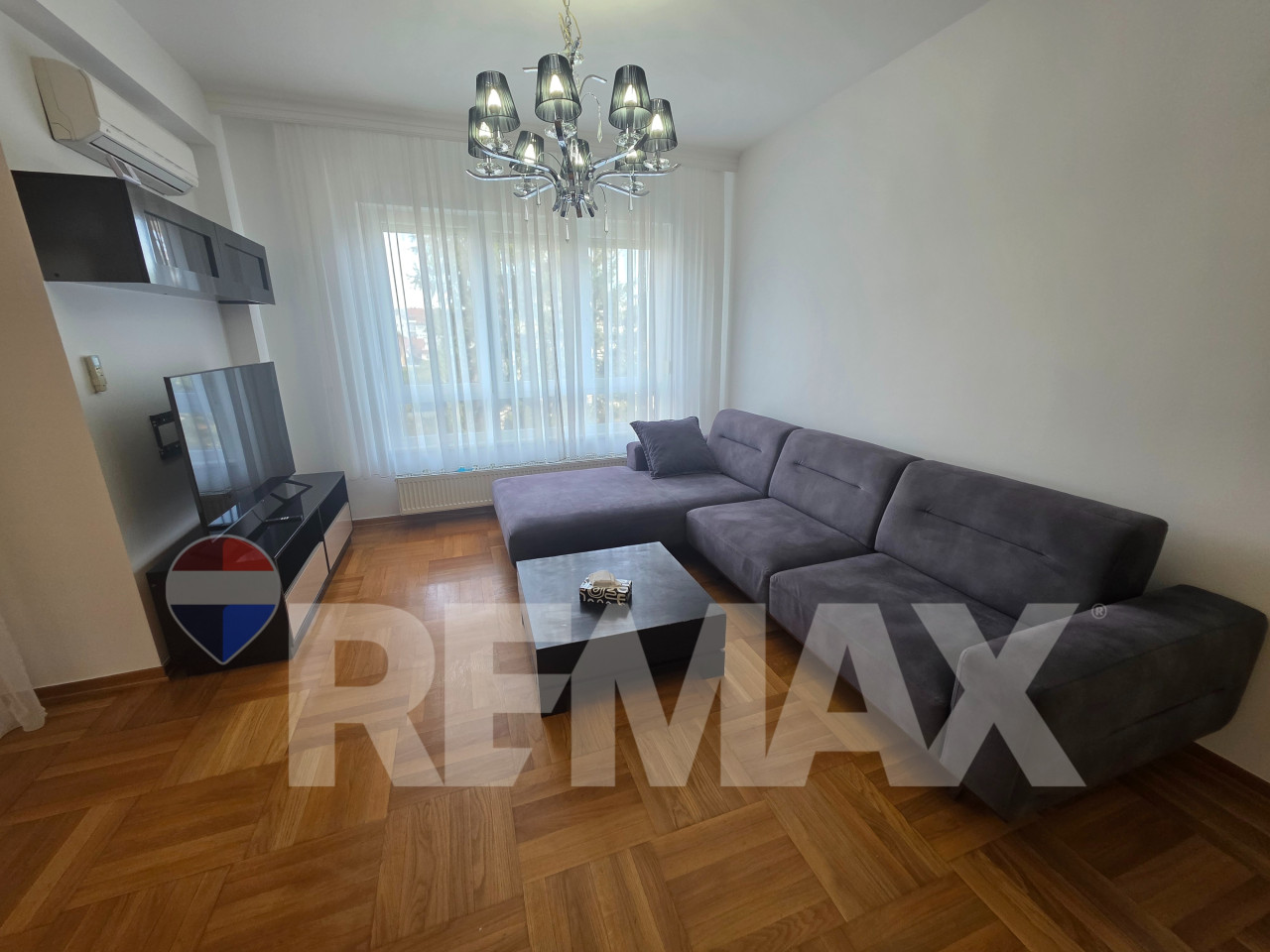Komforan trosoban stan 94m2/ garaža/ širi centar