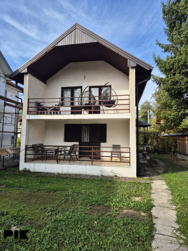 Kuća ,domacinstvo Živinice Podgajevi na rijeci Gostelji