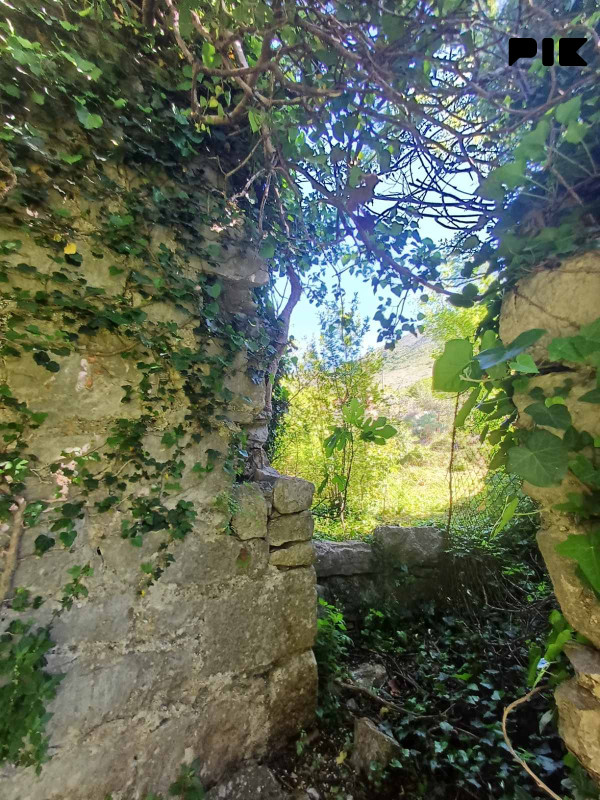 Plac u starim zidinama blizu Trebinja (670 m2)