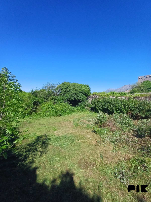 Plac u starim zidinama blizu Trebinja (670 m2) 2