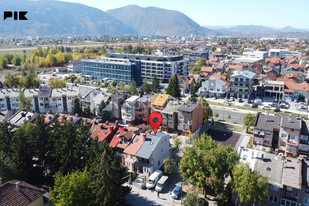 m2: Troetažni stan / kuća u nizu 98m2 / Aerodromsko naselje 2