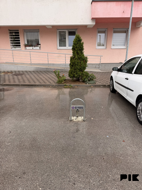 Nenatkriveno parking mjesto - Mosnik OAZA Naselje