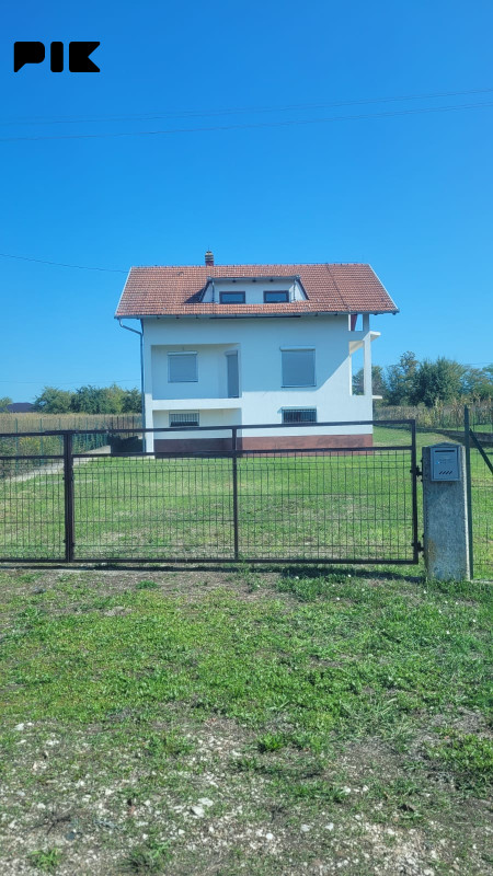 Prodaje se porodnica kuca u Štivor