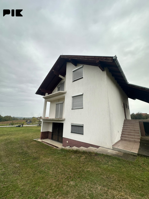Prodaje se porodnica kuca u Štivor 2