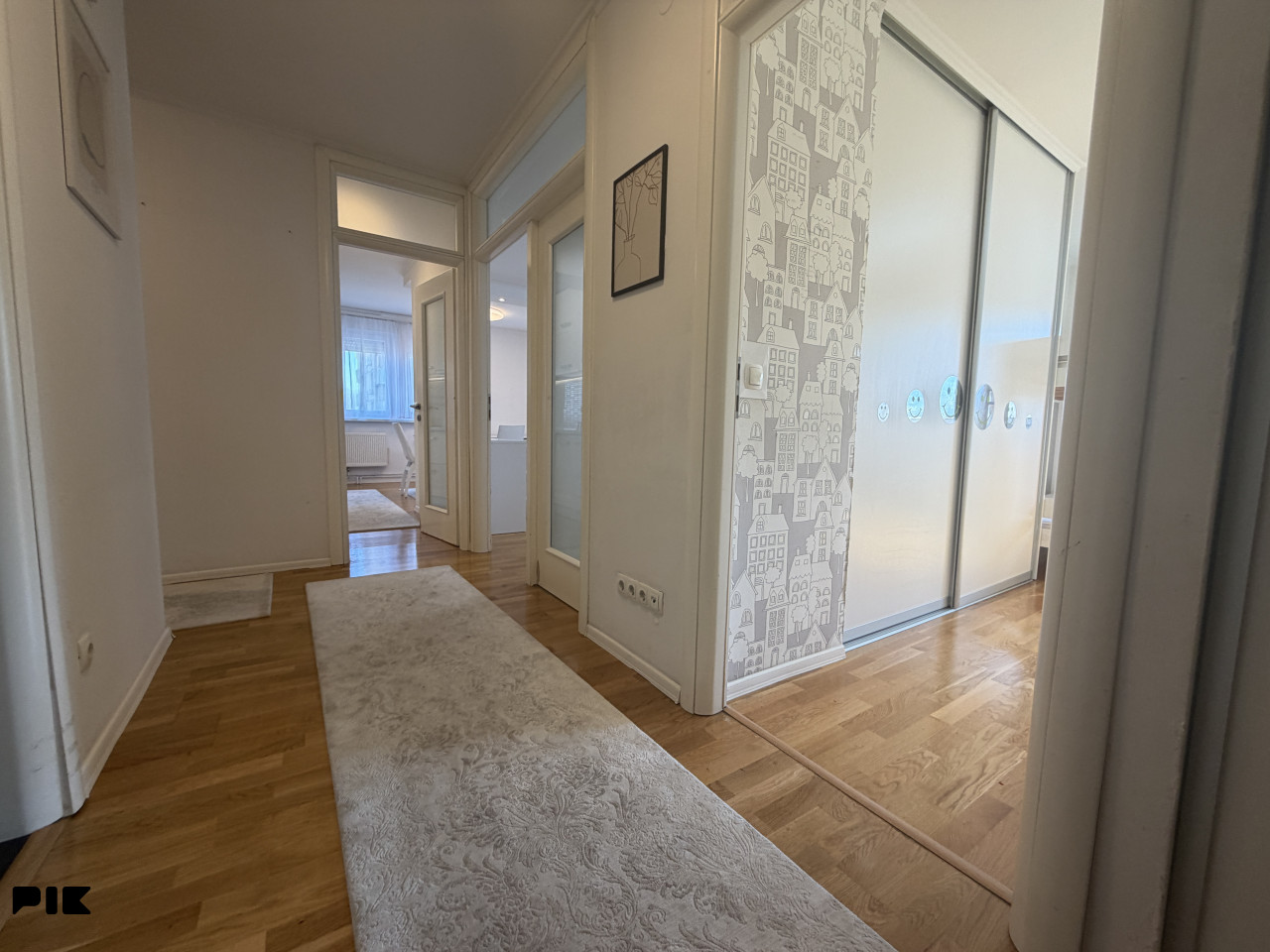 Renoviran namješten trosoban stan Grbavica 80 m2 peti sprat 2
