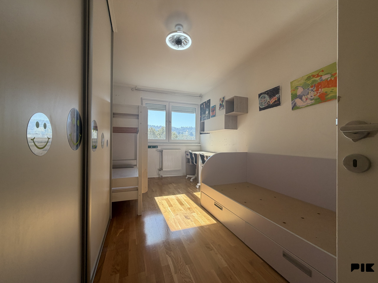 Renoviran namješten trosoban stan Grbavica 80 m2 peti sprat 3