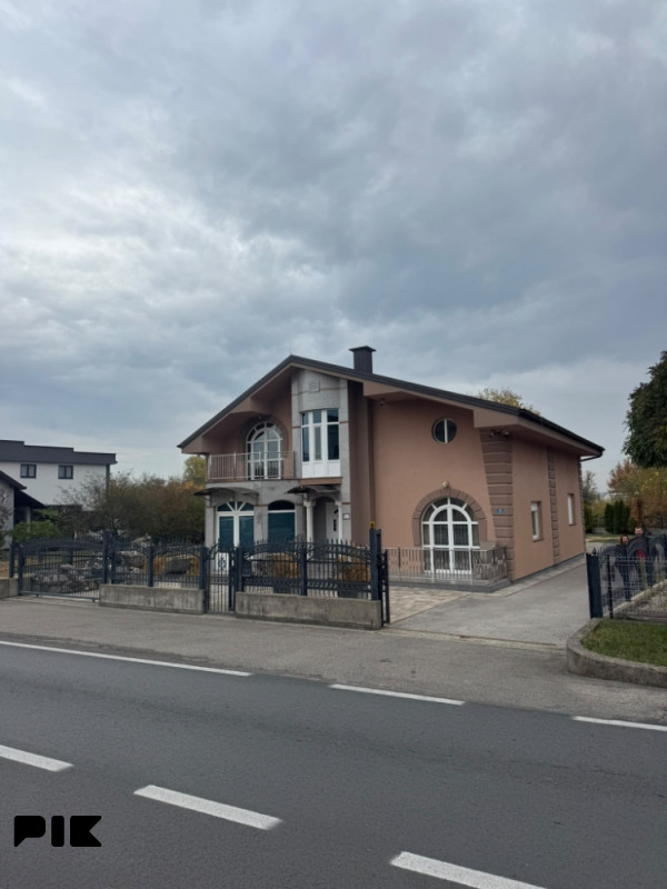 Kuća Derventa - stambeno poslovni objekat ( garaza i bazen )