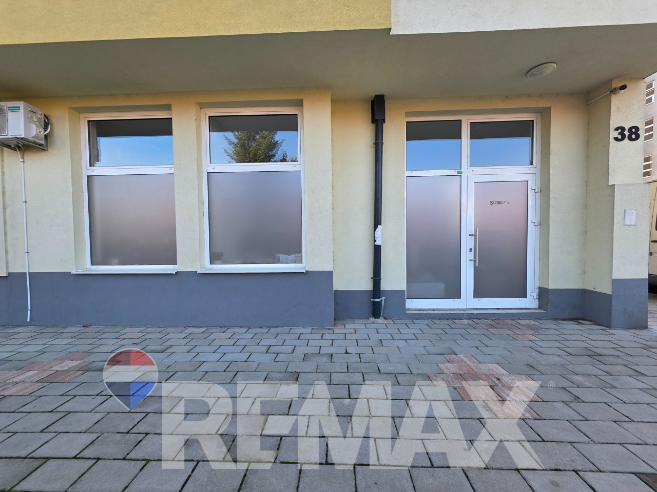 Poslovni prostor 54m2, prizemlje, u blizini Tropic centra 2