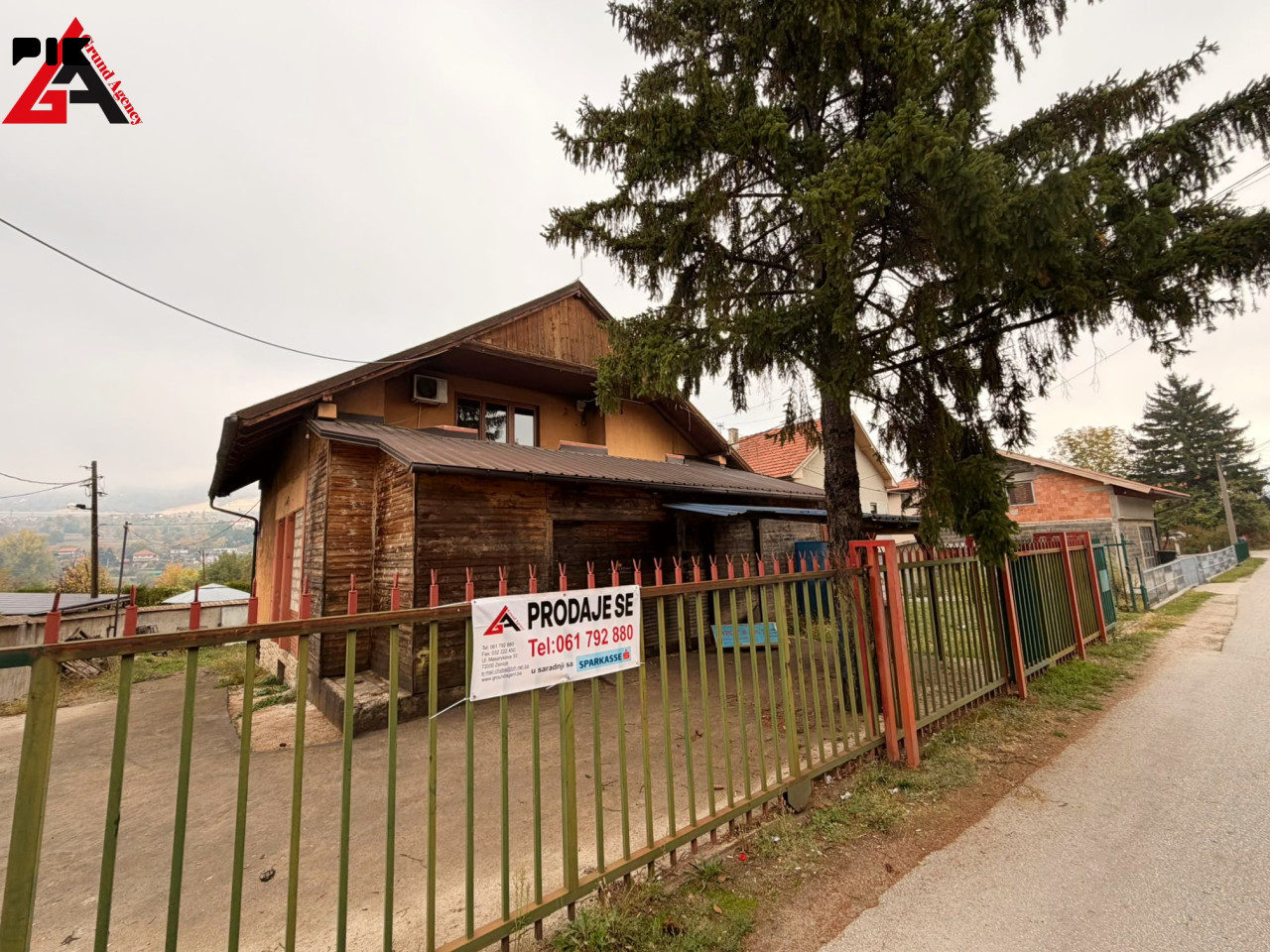 Kuća i poslovni prostor 230 m2 sa 541 m2 okućnice - Zenica